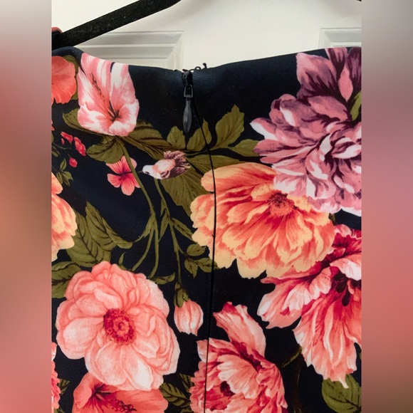 Eliza J
Floral Print Scuba Sheath Dress - Picture 11 of 16